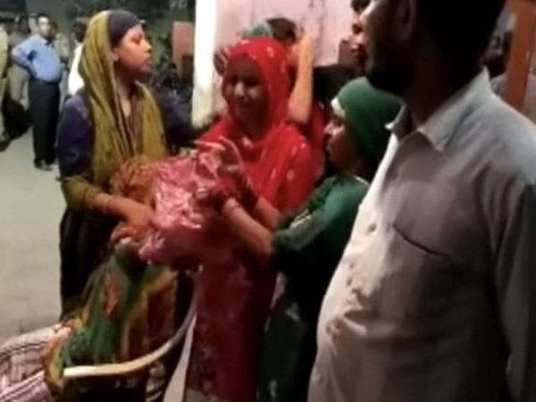 Tavasum menunjukkan janin yang gugur akibat perutnya ditendang secara ganas.
