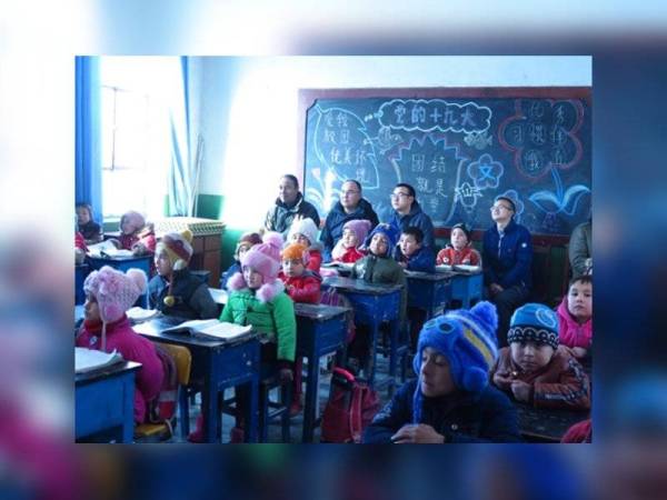  Guru dan murid juga dilarang menggunakan bahasa tempatan selain daripada bahasa Cina.