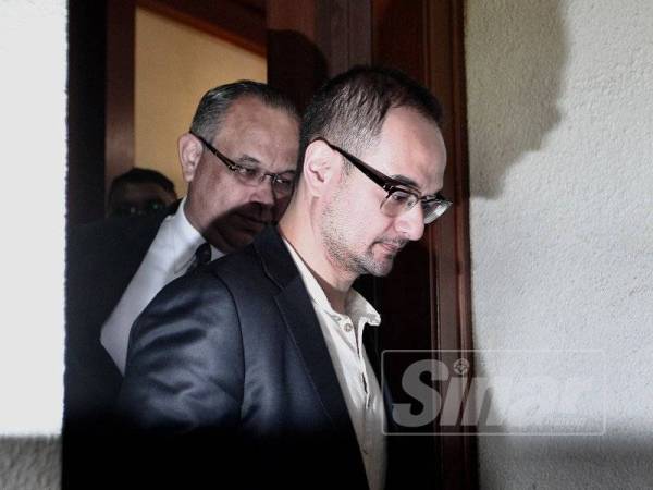 Riza berhadapan lima pertuduhan melibatkan diri dalam aktiviti pengubahan wang haram di Kompleks Mahkamah Kuala Lumpur di sini semalam. - FOTO ZAHID IZZANI