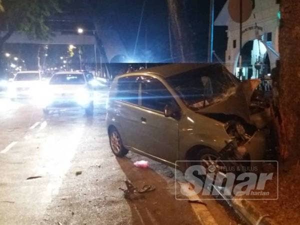 Perodua Viva remuk selepas terbabas lalu merempuh sebatang pokok dalam kejadian malam semalam.