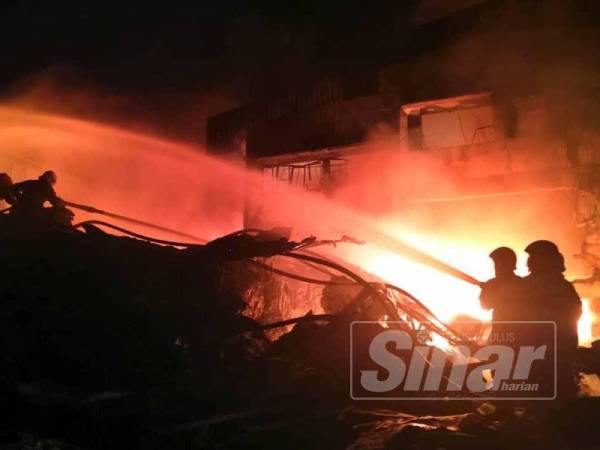 Anggota bomba bertungkus-lumus memadamkan kebakaran dalam kejadian pada petang semalam.