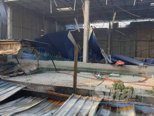 Keadaan salah sebuah kilang yang terbakar dalam kejadian di Jalan Perigi Nanas petang semalam.