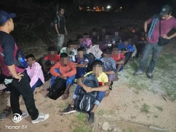 Antara PATI warga Bangladesh yang ditahan menerusi Ops Nyah 1 di Sungai Sepang Kecil Sepang di sini tengah malam tadi.