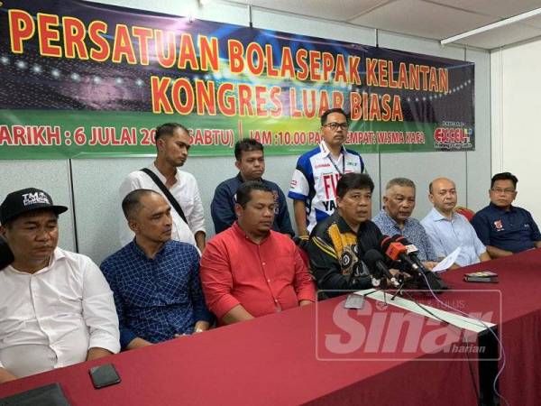 Afandi (empat dari kanan) semasa membuat pengumuman keputusan Kongres Luar Biasa bagi penggal 2019-2023 yang diadakan di Wisma Kafa di sini hari ini.