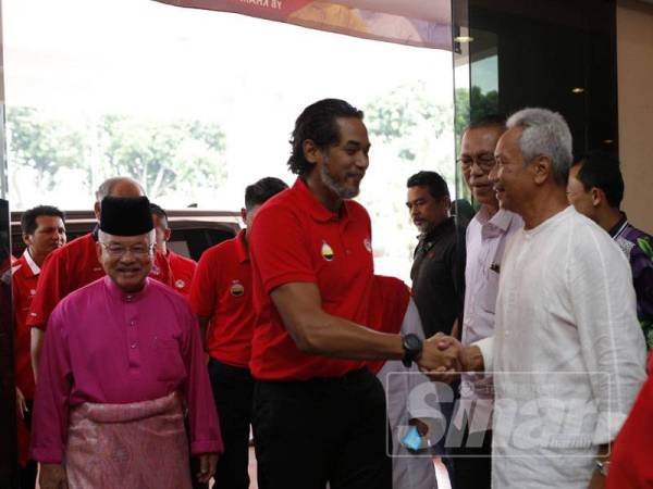 Khairy ketika hadir merasmikan Mesyuarat Perwakilan Wanita, Pemuda dan Puteri UMNO Bahagian Ipoh Barat di Bangunan UMNO Perak hari ini.