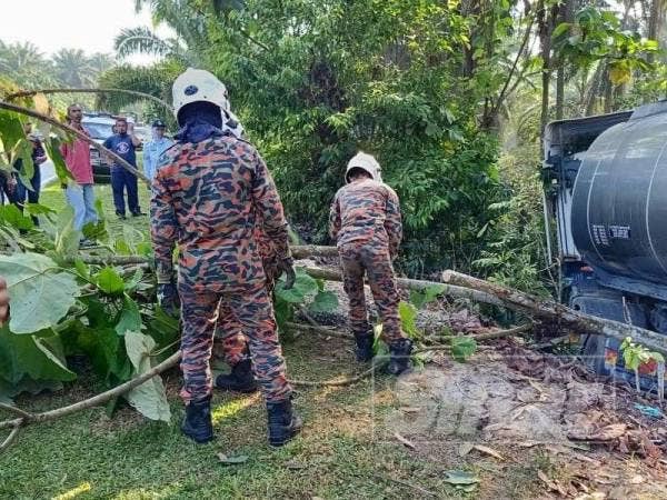 Anggota bomba dari Balai Bomba dan Penyelamat Muadzam Shah mengerakkan operasi membantu mengeluarkan mayat mangsa yang tersepit.