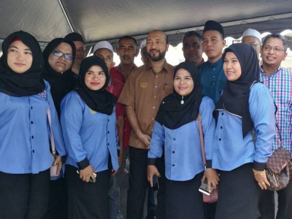 Mukhriz bergambar bersama tetamu yang hadir di majlis bersama Taman Muafakat Dulang hari ini.