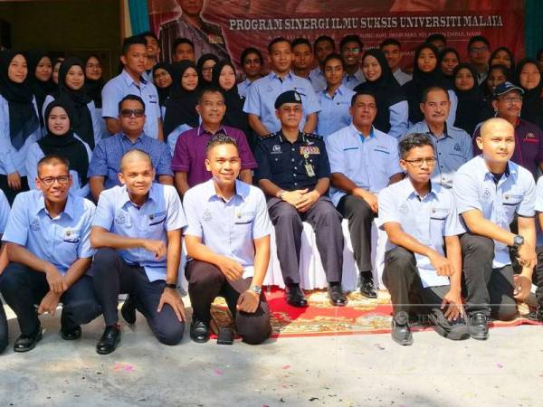 Hasanuddin (duduk, tengah) bersama mereka yang menjayakan Program Sinergi Ilmu Suksis Universiti Malaya di Kelab Rukun Tetangga Kampung Gaung Kiat.
