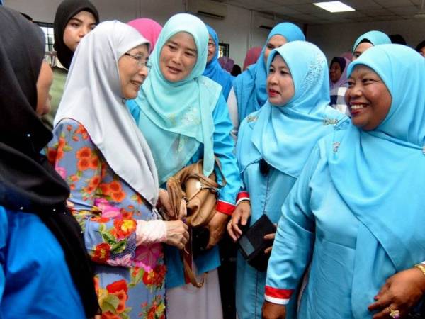 Dr Wan Azizah (dua, kiri) beramah mesra dengan para hadirin pada Majlis Minum Petang Wanita Keadilan di Butterworth. -Foto Bernama