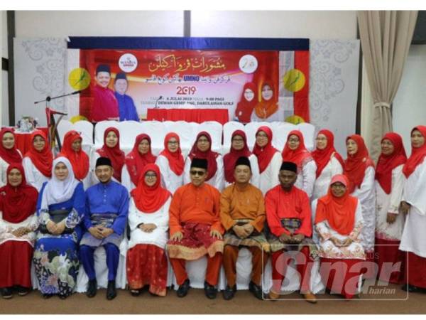 Shahidan (duduk, empat dari kanan) bergambar bersama ahli jawatankuasa wanita UMNO Bahagian Kubang Pasu di sini hari ini.