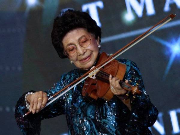 Isteri Perdana Menteri Tun Dr Siti Hasmah Mohamad Ali membuat penampilan istimewa dengan mempamerkan kebolehan menggesek biola pada Majlis Makan Malam Gala Kelab Alumni Saint Mary di Pusat Konvensyen Sime Darby. -Foto Bernama