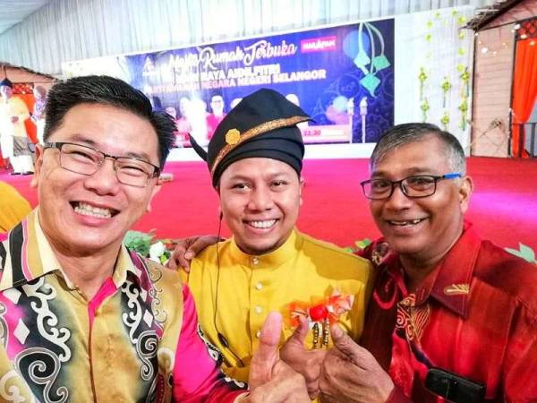 Kok Hua bersama rakan ketika sambutan Aidilfitri Parti Amanah Negara baru-baru ini.