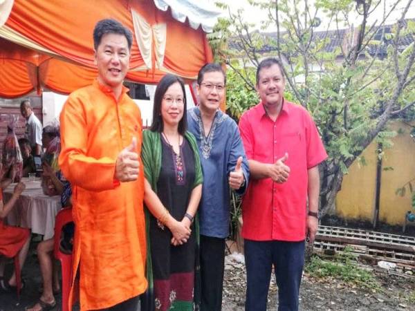 Bersama Adun Morib, Hasnul (kanan) dalam Majlis Sambutan Deepavali di sebuah rumah Ahli Majlis MDKL.