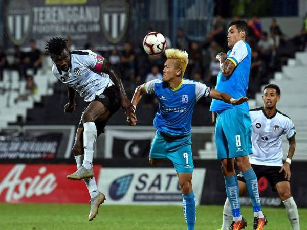 Kapten Terengganu FC II (TFC II) Akanni Sunday Wasiu (kiri) yang cuba menanduk bola ke gawang gol namun dihalang oleh Kapten Pulau Pinang Kang Seunjo (dua, kiri) pada saingan Liga Premier Malaysia 2019 di Stadium Sultan Ismail Nasiruddin Shah malam tadi. - Foto Bernama