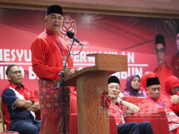 Ahmad Zahid ketika berucap merasmikan Mesyuarat Perwakilan UMNO Bahagian Tambun di Bangunan UMNO Perak hari ini.