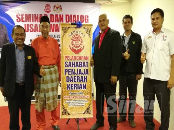 Mohd Hatta (dua dari kiri) menyempurnakan pelancaran Kad Sahabat Penjaja Daerah Kerian 2019 diiringi Elias (tiga dari kanan) dan Azmi Nor (kanan).