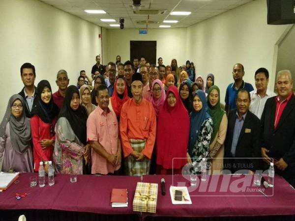 Mohd Hatta (depan, lima dari kiri) bersama peserta program seminar dan dialog keusahawanan 2019 anjuran Persatuan Peniaga dan Penjaja Kecil Melayu (PPPKM) Daerah Kerian di Parit Buntar hari ini.