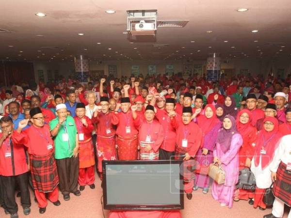 Ahmad Zahid (tengah) bersama pimpinan UMNO negeri yang hadir pada Mesyuarat Perwakilan UMNO Bahagian Tambun hari ini. Turut serta Yang Dipertua Pas Kawasan Tambun, Salleh Said.