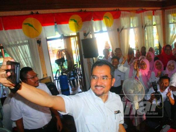 Asyraf Wajdi (hadapan) berswafoto bersama Perwakilan Pemuda dan Puteri UMNO Bahagian Pasir Mas.