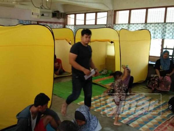 Pusat Penempatan Sementara bagi mangsa banjir di Balai Raya Kampung Panchor, Alor Gajah.