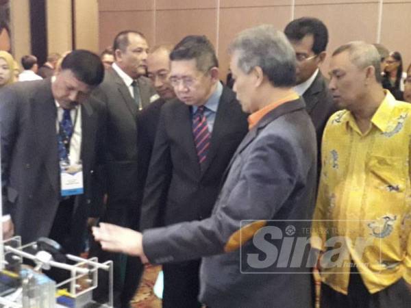 Salahuddin (tengah) melihat peralatan moden untuk sistem pengairan dan seliran selepas merasmikan Persidangan Tahunan Pengairan dan Saliran (Manco) kali ke-23 di Hotel KSL, Johor Bahru, sebentar tadi.