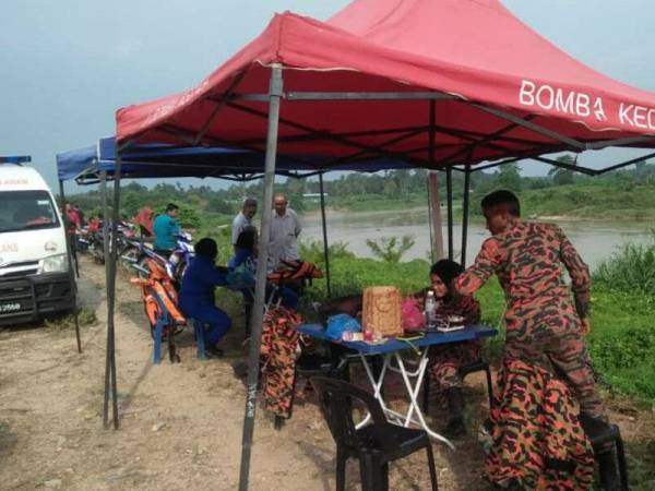 Anggota bomba melakukan operasi mencari dan menyelamat seorang lelaki lemas di Sidam Kiri. - Foto JBPM