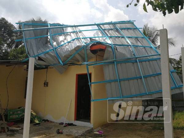 Bumbung hadapan rumah didiami Aziman diterbangkan angin kuat akibat ribut.