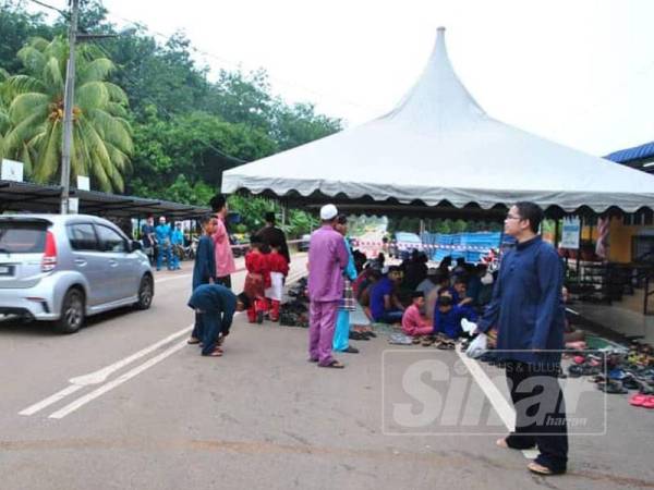 Suasana setiap kali solat sunat Aidilfitri. Kanopi dan tikar terpaksa disediakan bagi menampung jumlah jemaah yang ramai.