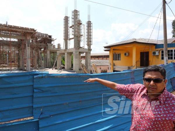 Dr Santhara meninjau pembinaan masjid yang terbengkalai sejak April 2018.