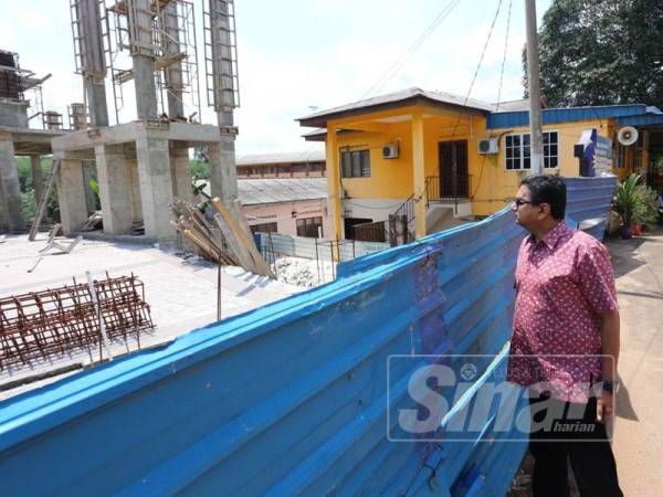 Dr Santhara meninjau pembinaan masjid yang terbengkalai sejak April 2018.