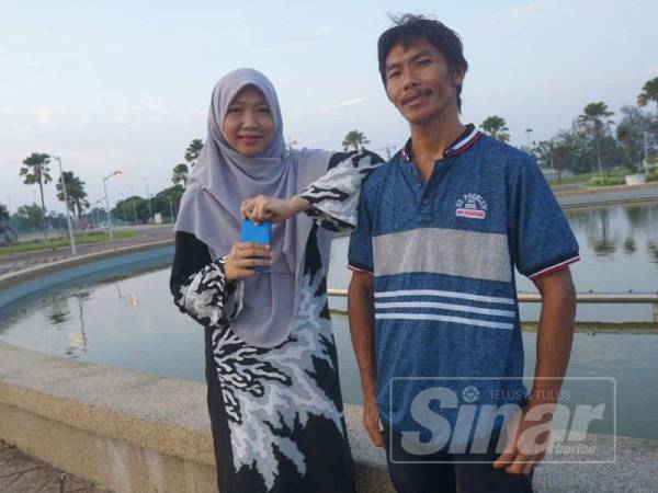 Mohd Nor bersama adiknya, Roszifahti yang digelar Pah atau Pas.