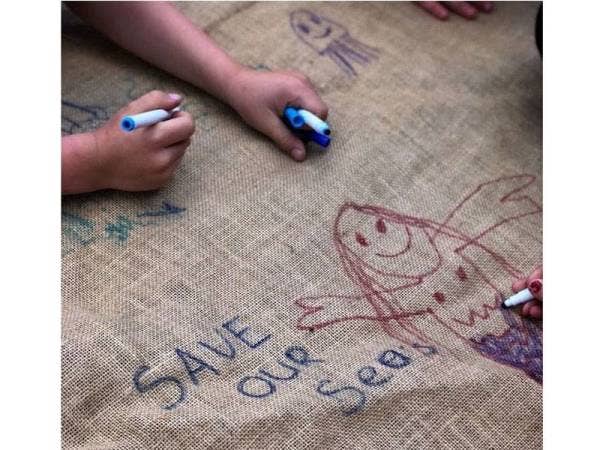 Beg tersebut dihiasi dengan lukisan pelajar. - Foto SWNS