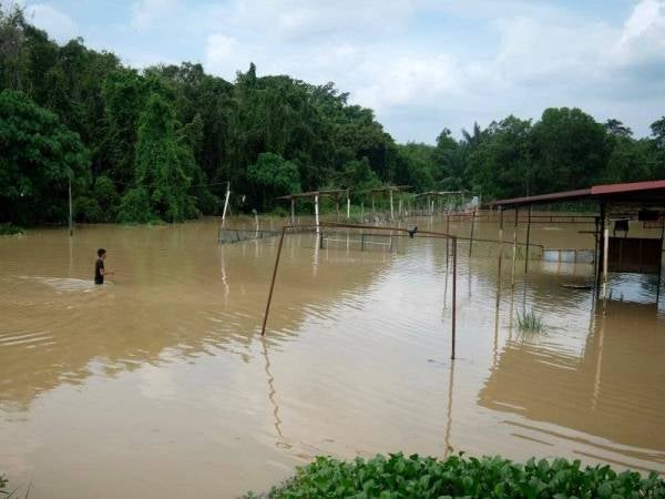 Hujan berpanjangan awal pagi semalam telah menyebabkan beberapa kawasan di sekitar Alor Gajah ditenggelami air. - Foto Bernama