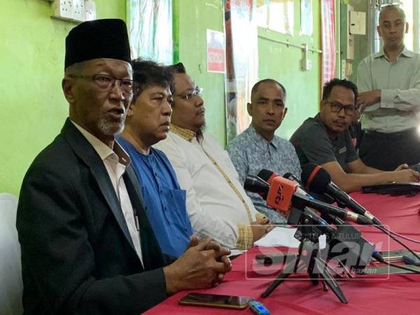 Wan Rahim (kiri) pada sidang akhbar, di sini hari ini.