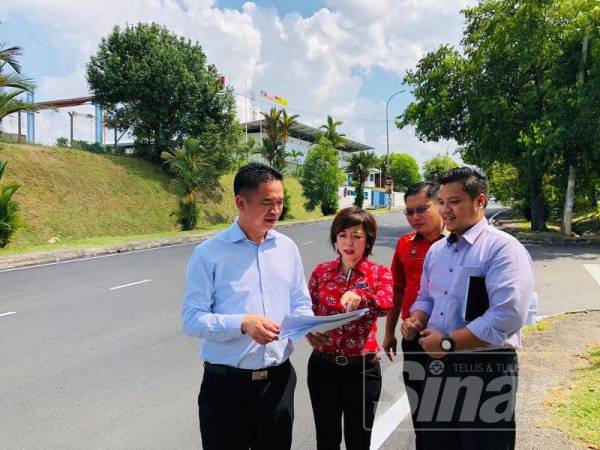 Kok Seong (kiri) semasa meninjau kerja-kerja naik taraf dan sistem pencahayaan di Jalan Haruan Okland Seremban hari ini.
