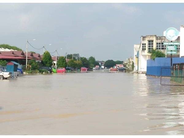 Banjir kilat yang melanda sebahagian daripada kawasan di Melaka hari ini.