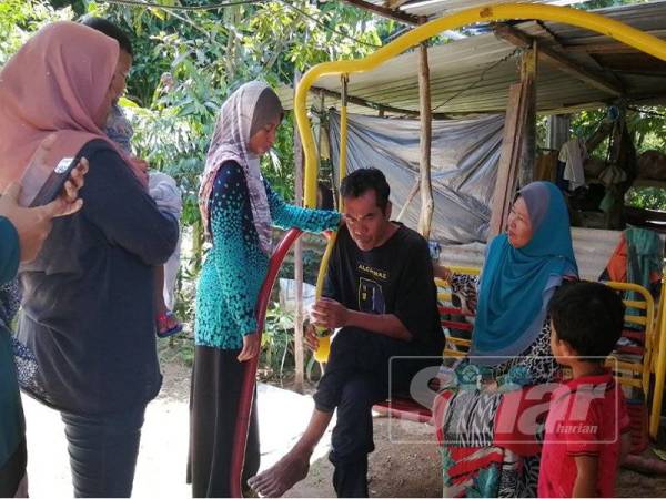 Mangsa diberikan minuman dan ditenangkan ahli keluarga sebaik tiba di rumah di Kampung Padang Tara, Hulu Terengganu setelah lebih 16 jam dikhuatiri hilang.