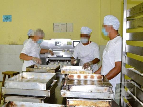 Kilang roti Penjara Tapah memberikan kemahiran baharu kepada Mat dan juga penghuni lain di situ.
