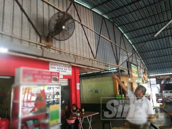 Keadaan kipas di Bazar Pechong yang sudah lama tidak berfungsi sejak banjir 2014 lagi.