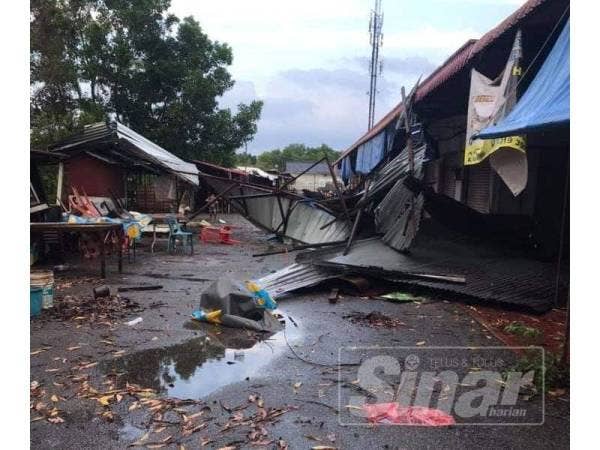 Keadaan pekan Rantau Panjang selepas dilanda ribut petang tadi.