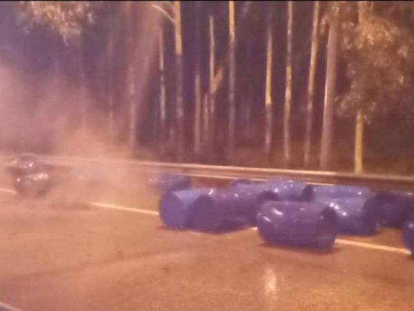 Tong dipercayai mengandungi alkohol berterabur di atas jalan di susur keluar Johor Premium Outlet, arah selatan Lebuhraya Utara Selatan, di sini petang tadi.