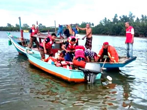 Mayat mangsa dibawa menaiki bot dan diserahkan kepada pihak polis.