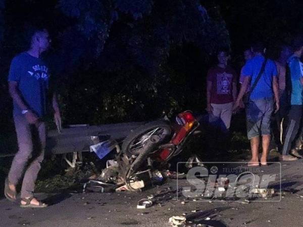 Motosikal mangsa yang remuk akibat kemalangan terbabit malam tadi.