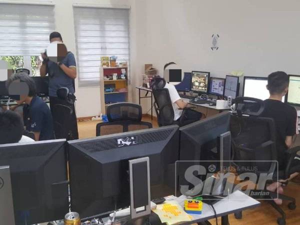 Keadaan rumah yang dijadikan calling centre judi atas talian. -Foto IPK KL