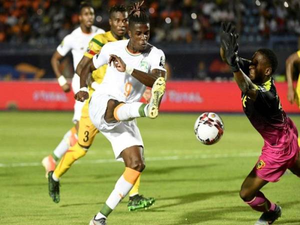 Jaringan tunggal Wilfried Zaha pada minit ke-76 memastikan Ivory Coast lolos dari pusingan 16 pada aksi di Suez, Mesir itu. - Foto AFP