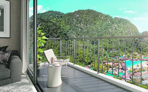 
Pemandangan indah dari balkoni Sunway Onsen Suite yang mendamaikan penghuninya.