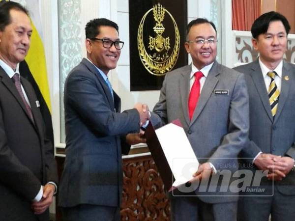 Ahmad Faizal (dua, kiri) bersama Ahmad Suaidi pada majlis pelantikannya hari ini.