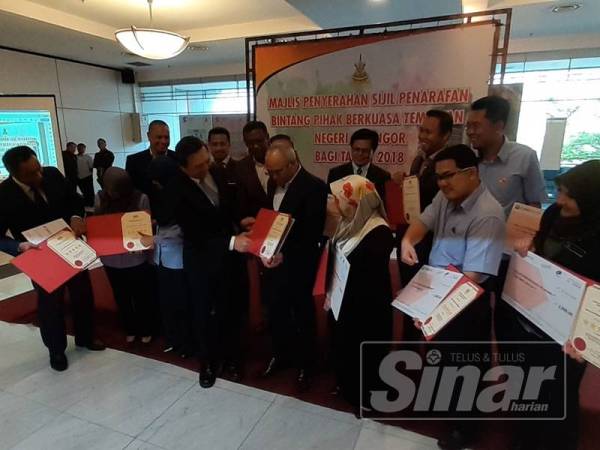 Ng Sze Han beramah mesra bersama Yang Dipertua dan Datuk Bandar serta wakil PBT yang menerima sijil pada Majlis Penghargaan kepada PBT. 