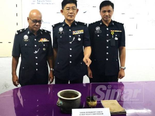 Chee Khoon (tengah) bersama pegawainya menunjukkan barangan dirampas pada sidang media di IPD Sabak Bernam di sini.