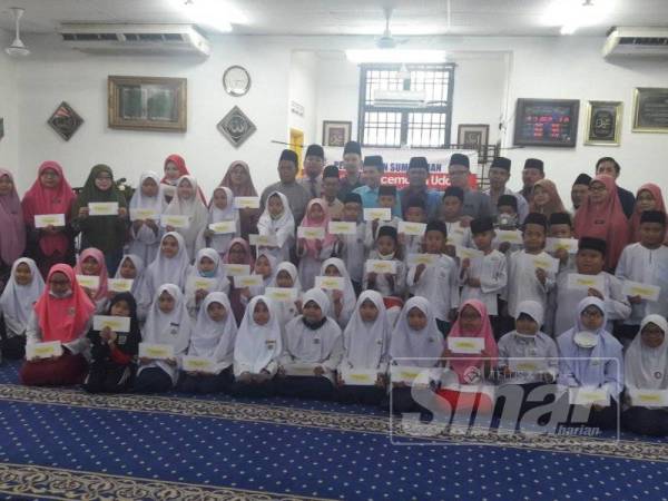 Para penerima sumbangan Bencana Pencemaran Udara di SA Taman Mawar.